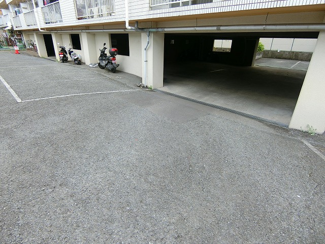 メゾン福生の駐車場