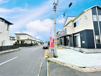 【前面道路含む現地写真】 | BG土浦市桜ヶ丘町4期（全1棟） | 実際に現地で周辺環境や街並み、近隣のスーパーや通学路の安全性、病院、公園・・・など生活のイメージをしてください。