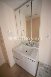 【洗面所】 | ロイヤルパークス桃坂 | 明るい洗面所です