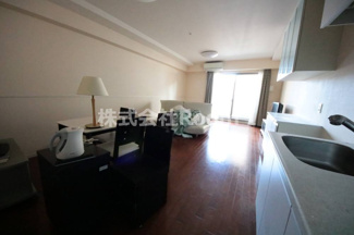 【居間・リビング】 | ロイヤルパークス桃坂 | ゆったり過ごせる居間です