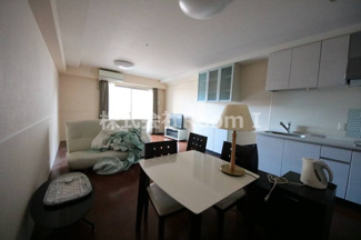 【居間・リビング】 | ロイヤルパークス桃坂 | ゆったり過ごせる居間です