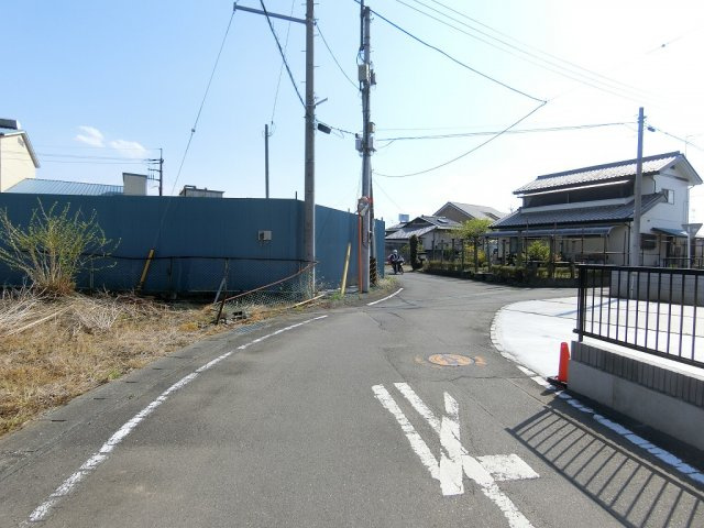 高崎市浜川町売土地の前面道路含む現地写真