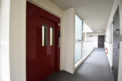 【その他共用部分】 | ホーユウパレス野毛山公園 | お買い物時やベビーカーの出し入れに便利なエレベーター付です。