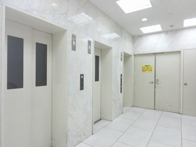 【その他共用部分】 | リリファ横濱山下町 | お買い物時やベビーカーの出し入れに便利なエレベーター付。
混雑時にも便利なエレベーター2基付です。