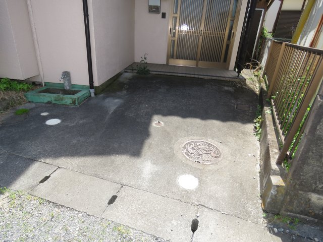 川島町貸家の駐車場
