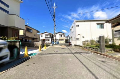 【前面道路含む現地写真】 | 城陽市平川野原　新築戸建 | 前道6ｍの開放的な住宅街です！車で10分以内に《アル・プラザ城陽》や《イオンモール久御山》がありショッピングが楽しめます。