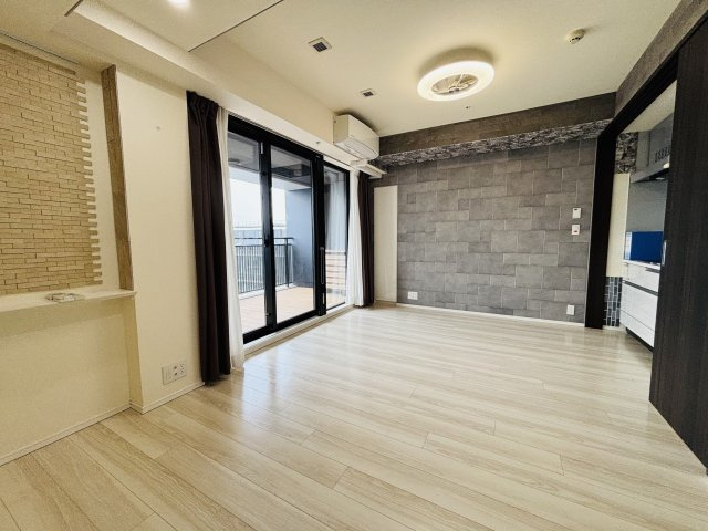 50階の高層階のため非常に明るく解放感のある室内です。
