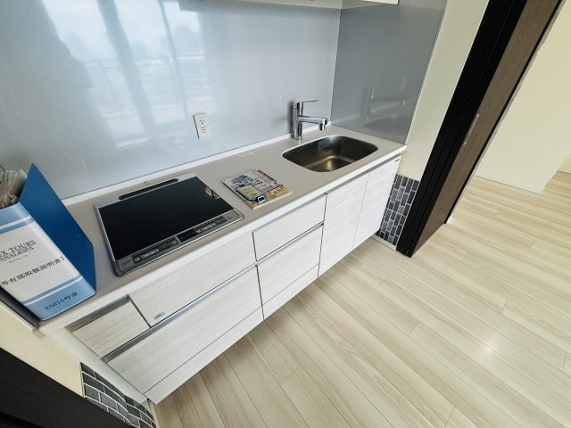 キッチンにはスライド扉が付いているのでご使用されないときは水回りを隠せます。