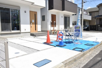 【駐車場】 | 立川市砂川町１期 | 玄関前の駐車スペースは買い物帰りで荷物が多くても楽ですね。前面道路も広いので車庫入れもしやすいです。