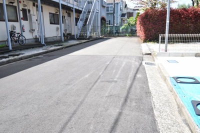 【前面道路含む現地写真】 | 立川市砂川町１期 | 前面道路は閑静な住宅地の通りとなるため、車通りは多くありません。 安心して車庫入れ可能。