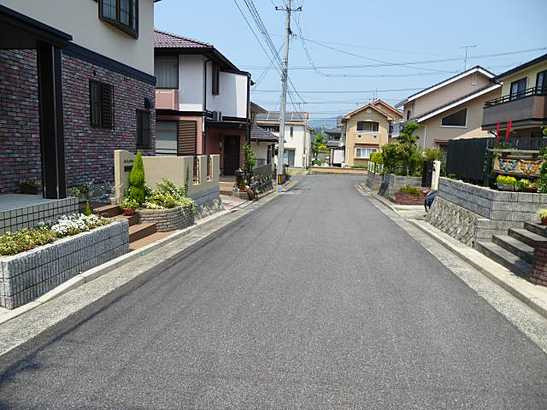 【前面道路含む現地写真】