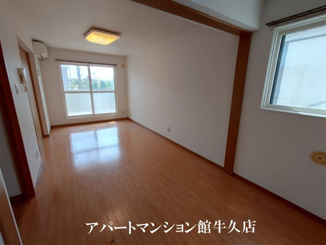 ヒーロー1番館の居間・リビング