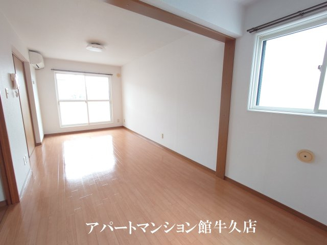 ヒーロー1番館の居間・リビング