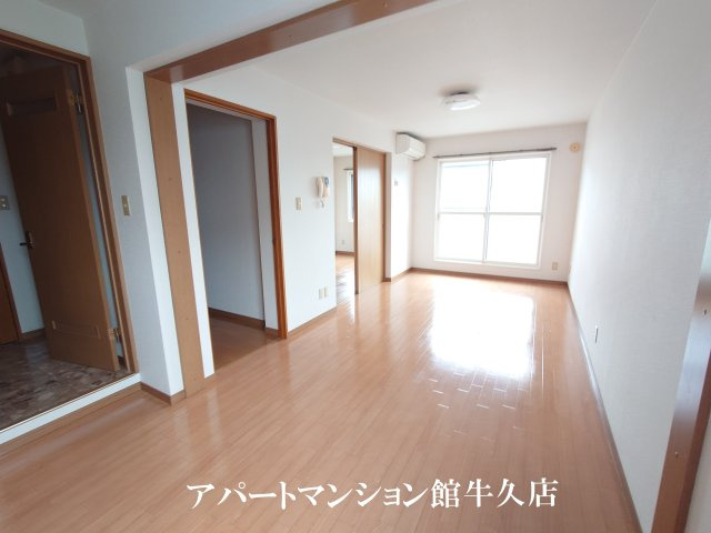 ヒーロー1番館の居間・リビング