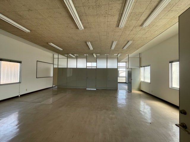 江井島売ビルの内装