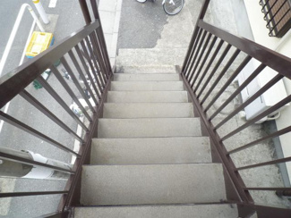 【その他共用部分】 | 階段を降りるときは手すりを掴んで下さい。