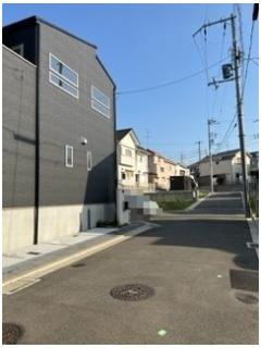 寝屋川市太秦中町　新築一戸建ての前面道路含む現地写真