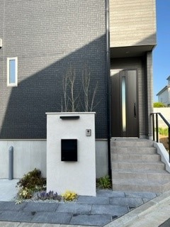寝屋川市太秦中町　新築一戸建てのエントランス