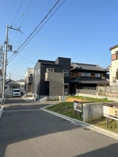 寝屋川市太秦中町　新築一戸建ての前面道路含む現地写真