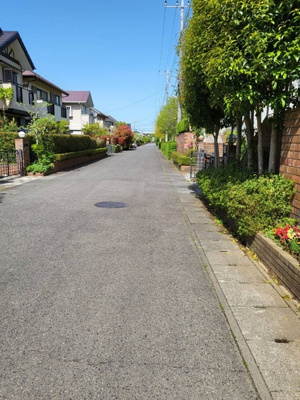 【前面道路含む現地写真】 | 守谷市みずき野1丁目　中古住宅 | 6ｍ道路で車庫入れラクラク