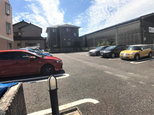 ラッフィナートの駐車場