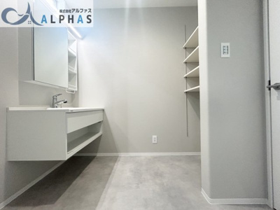 【洗面所】 | 明石市大久保町高丘七丁目　新築戸建 | たっぷりの収納を設けたシャワー付洗面台で快適な暮らしを過ごせます♪