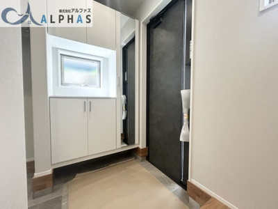 【玄関】 | 明石市大久保町高丘七丁目　新築戸建 | 玄関には姿見付きの靴箱収納がございますので豊富に収納可能です♪