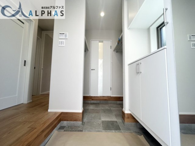 【玄関】 | 明石市大久保町高丘七丁目　新築戸建 | 玄関にはシューズインクローク♪子育てをするパパ・ママにとっても使い勝手の良い玄関♪