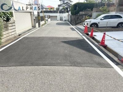 【前面道路含む現地写真】 | 明石市大久保町高丘七丁目　新築戸建 | 広々とした前面道路の為、駐車がしやすいです♪