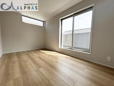 【洋室】 | 明石市大久保町高丘七丁目　新築戸建 | 洋室7.5帖♪バルコニーから光が差し込み明るい雰囲気に♪