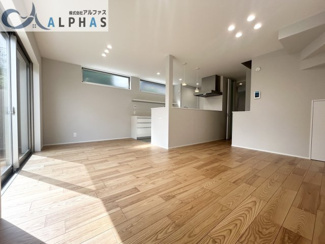 【居間・リビング】 | 明石市大久保町高丘七丁目　新築戸建 | 大きなサッシからたっぷりの太陽光が入るリビング♪♪