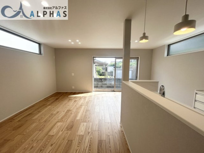 【居間・リビング】 | 明石市大久保町高丘七丁目　新築戸建 | 開放感と採光にこだわった18帖のＬＤＫです♪