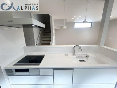 【キッチン】 | 明石市大久保町高丘七丁目　新築戸建 | リビングのお子様を見守りながらお料理ができる対面キッチンです♪