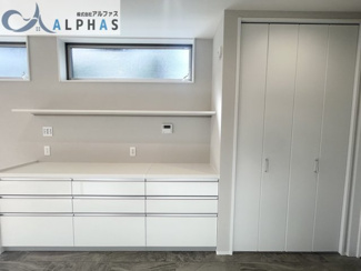 【キッチン】 | 明石市大久保町高丘七丁目　新築戸建 | 背面には、大容量のカップボード付きでキッチン周りがスッキリ片付きます♪