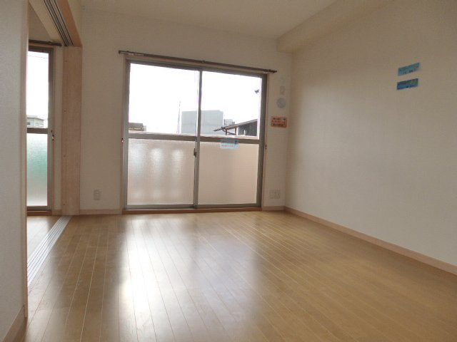 ファミーユSWの居間・リビング