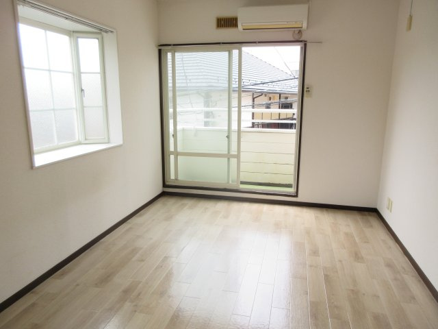 ハイツ日吉の洋室