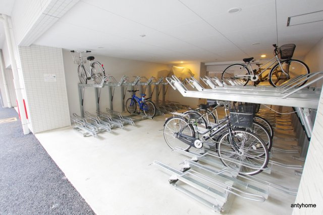 ファーストフィオーレ江坂グレイス 仲介手数料無料の駐車場