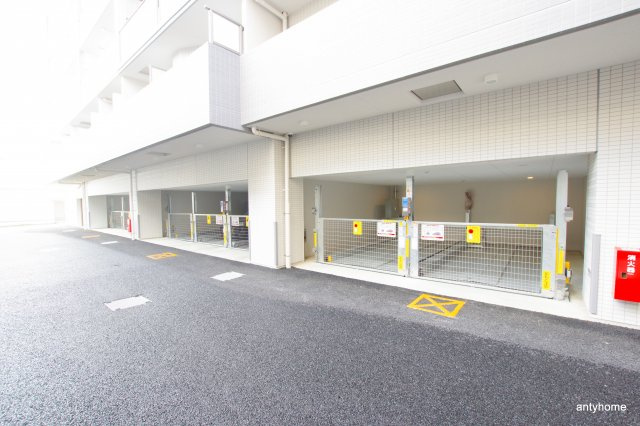 ファーストフィオーレ江坂グレイス 仲介手数料無料の駐車場