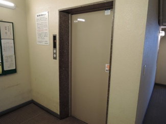 【その他共用部分】 | エレベーター付きです。
買い物帰りや大きな荷物がある時でもエレベーターがあるので安心ですね。