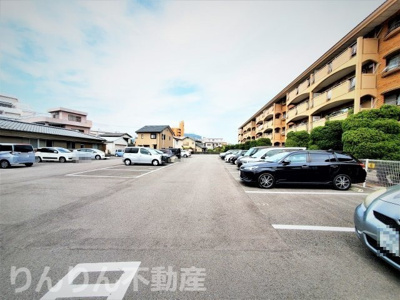 【駐車場】 | コスモハイツ | 駐車場があるので、車を買う予定の方も安心です