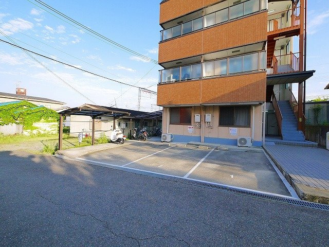 コーポ諏訪西大寺の駐車場|駐車スペースもあります