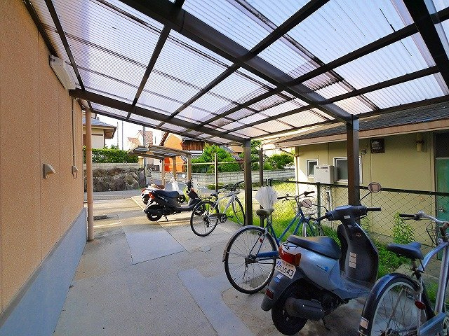 コーポ諏訪西大寺のその他共用部分|屋根付きの駐輪場です