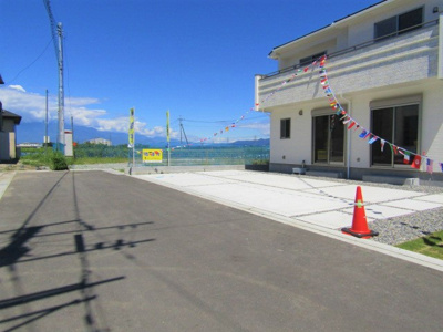 【前面道路含む現地写真】 | ブルーミングガーデン　笛吹市八代町大間田2号棟 | 前面道路含む現地写真です