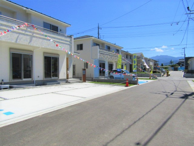 【前面道路含む現地写真】 | ブルーミングガーデン　笛吹市八代町大間田2号棟 | 前面道路含む現地写真です