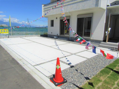 【駐車場】 | ブルーミングガーデン　笛吹市八代町大間田2号棟 | 駐車場があるので、車を買う予定の方も安心です