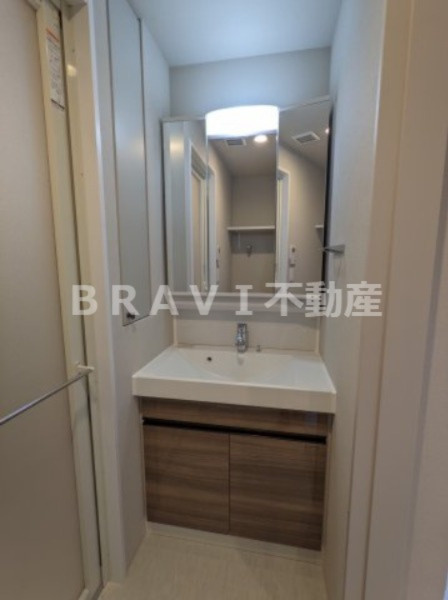 アーバネックス大阪城北 BRAVI不動産の独立洗面台|【アーバネックス大阪城北】３面鏡独立洗面台