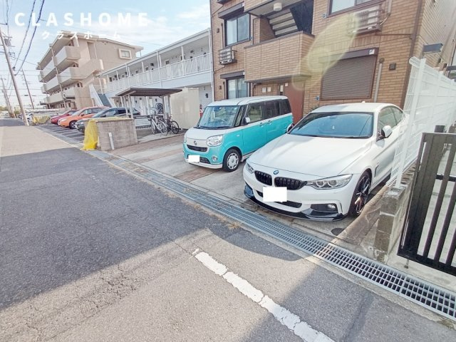グランドール高倉の駐車場