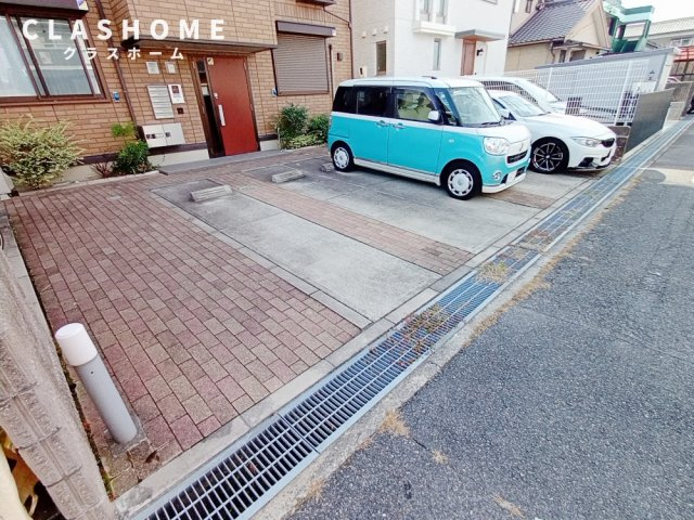 グランドール高倉の駐車場
