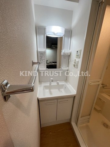 ジュネーゼ梅田北プラウディアの洗面所|明るい洗面所です