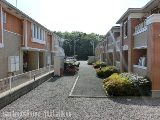 作新台７丁目　中古戸建の周辺|隣地は建物が近接しておりませんので開放的です。